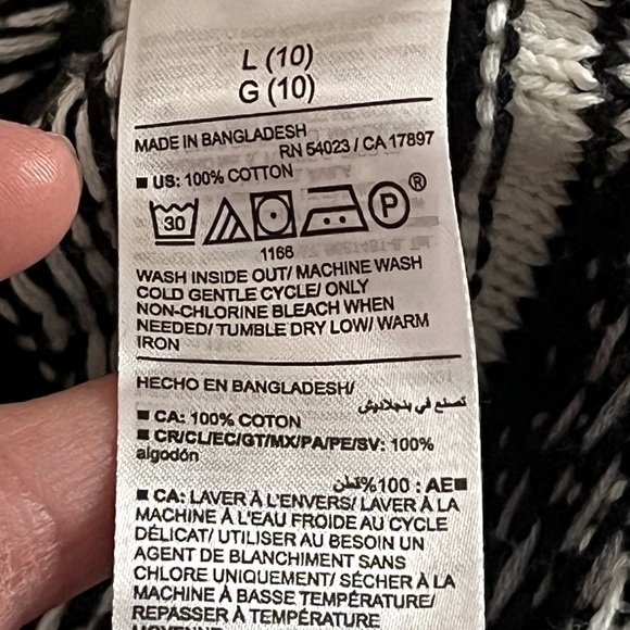 Old Navy Black and White sweater with hood.  With snowflake design for boys - Picture 7 of 10